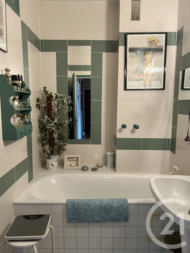 Afficher la photo en grand Appartement F2 à vendre - 3 pièces - 65.59 m2 - ST LO - 50 - BASSE-NORMANDIE - Century 21 Delucimmo